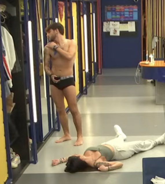 Lucas desnudo.

Naiara: #OTDirecto13E