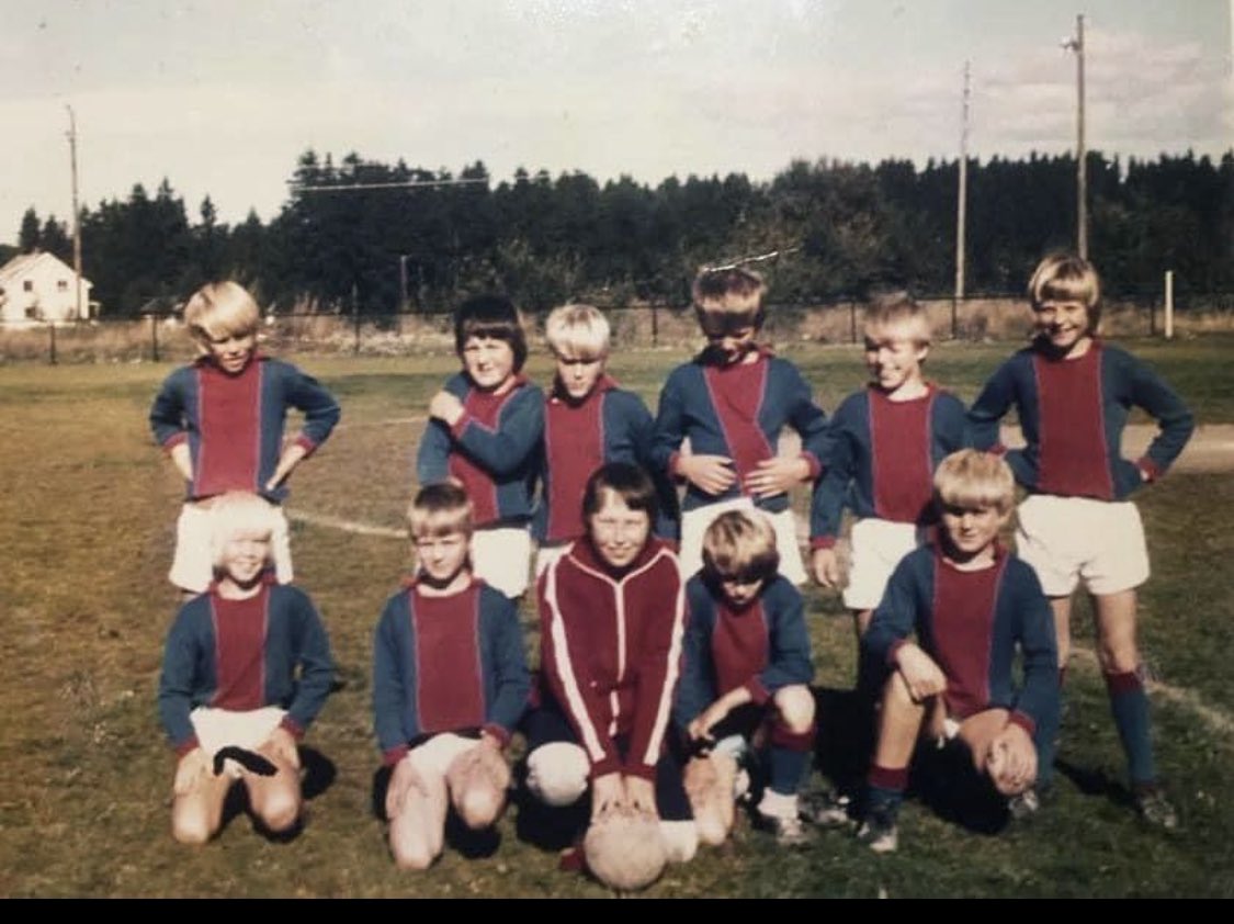 Lørdagsquiz. Hvilken tidligere norsk landslagsspiller ser vi bakerst til venstre?