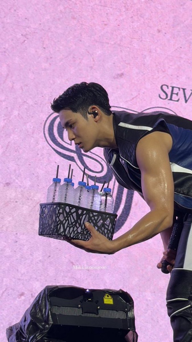 inluvwhao's tweet image. “Olha a água! 2 por 5!!”

moço me dá tudo, e se o senhor puder vir de brinde fica melhor ainda