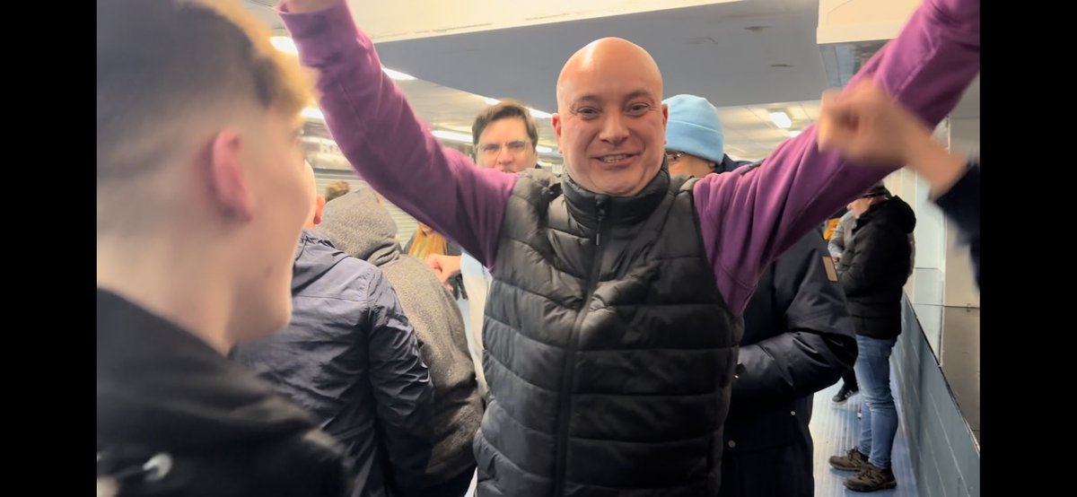 IanCheeseman's tweet photo. De Bruyne = Bell 2.0
A visit to Colin Bell’s birthplace as Oscar Bobb Bobb Bobb wins it for #ManCity thanks to @KevinDeBruyne 
Thanks @MMart_mirrors @motoroffencelaw @JamesTCobbler 
#newmci 

🎥 https://t.co/GxDwFiE5Dq https://t.co/fdGPjzNCBW