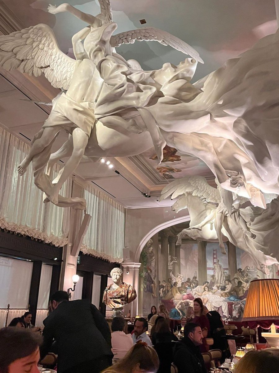 One of the most gorgeous coffees in London. It is located in a museum. There are three tea rooms in total. The appearance is really great.