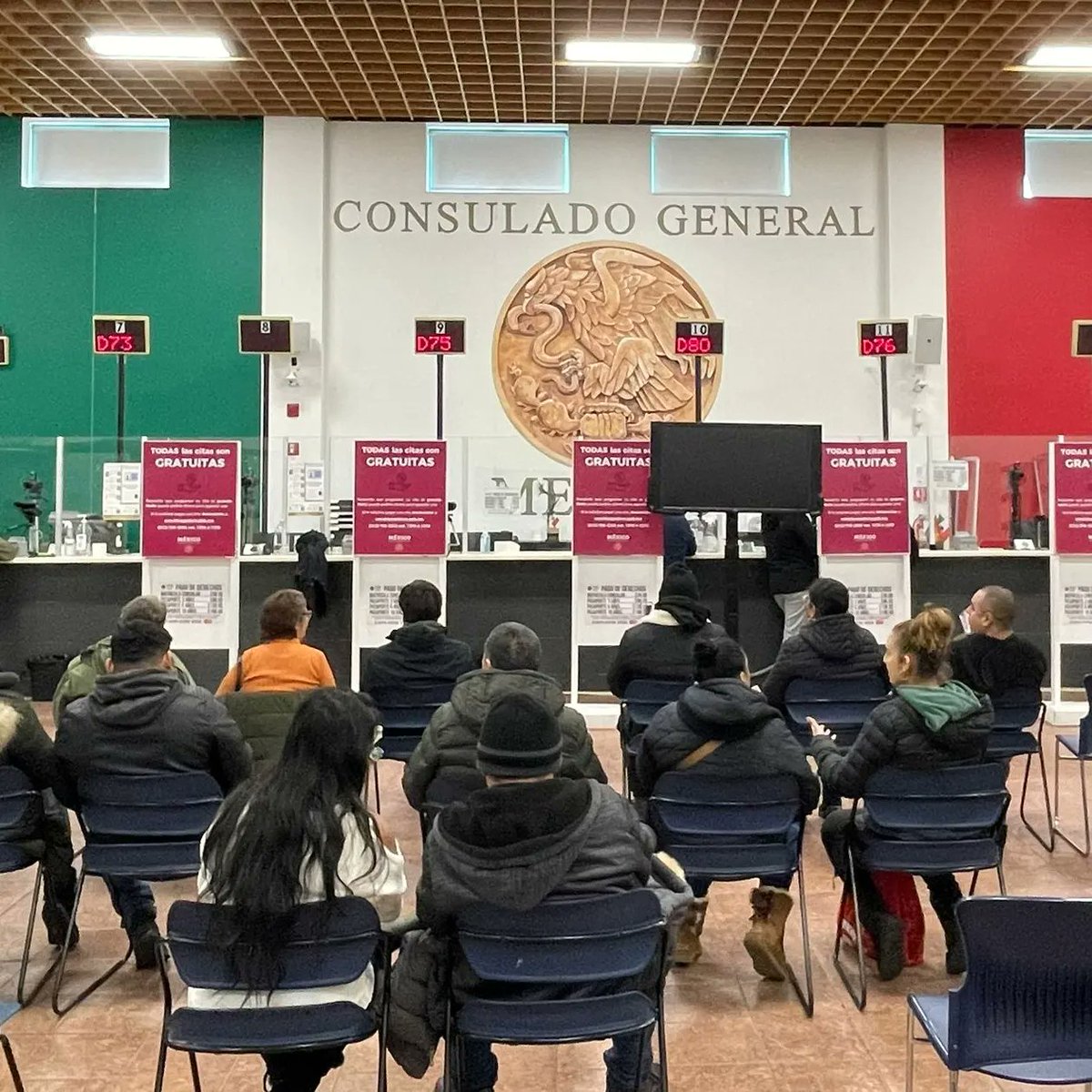 ConsulMexCho's tweet photo. ¡Con mucho compromiso hoy nos sumamos a la jornada credencialización que realizó la red consular🇲🇽 en todo el 🌎! En @ConsulMexCho 279 personas tramitaron la credencial de elector hoy. Recuerde que la fecha límite para registrarse  es el 20 de febrero en https://t.co/rjfbo2XyyN https://t.co/QHBURXMijC