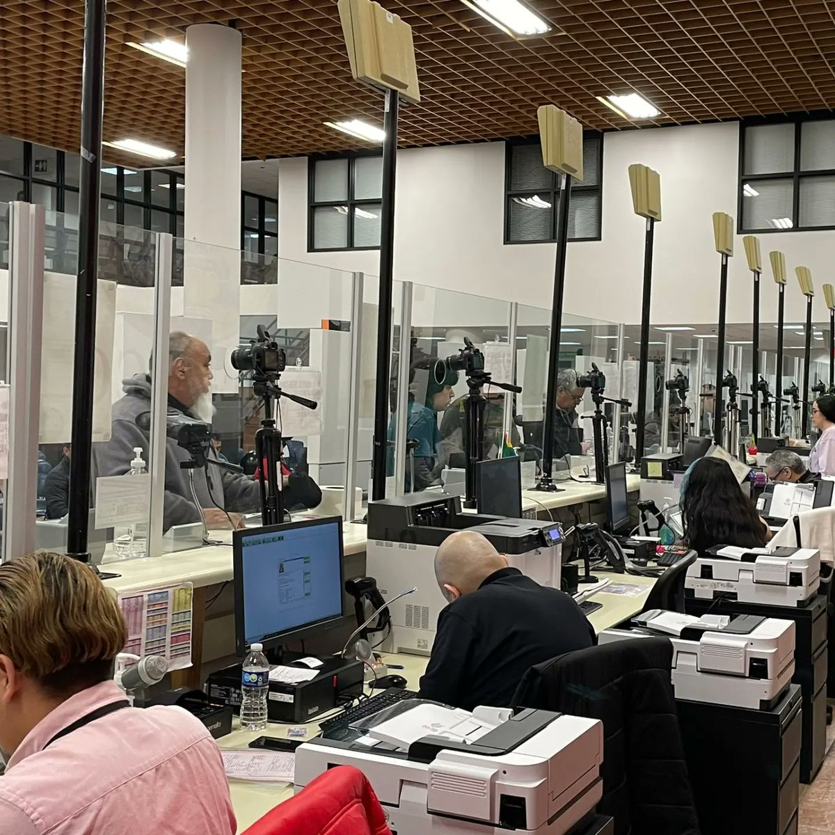 ConsulMexCho's tweet photo. ¡Con mucho compromiso hoy nos sumamos a la jornada credencialización que realizó la red consular🇲🇽 en todo el 🌎! En @ConsulMexCho 279 personas tramitaron la credencial de elector hoy. Recuerde que la fecha límite para registrarse  es el 20 de febrero en https://t.co/rjfbo2XyyN https://t.co/QHBURXMijC