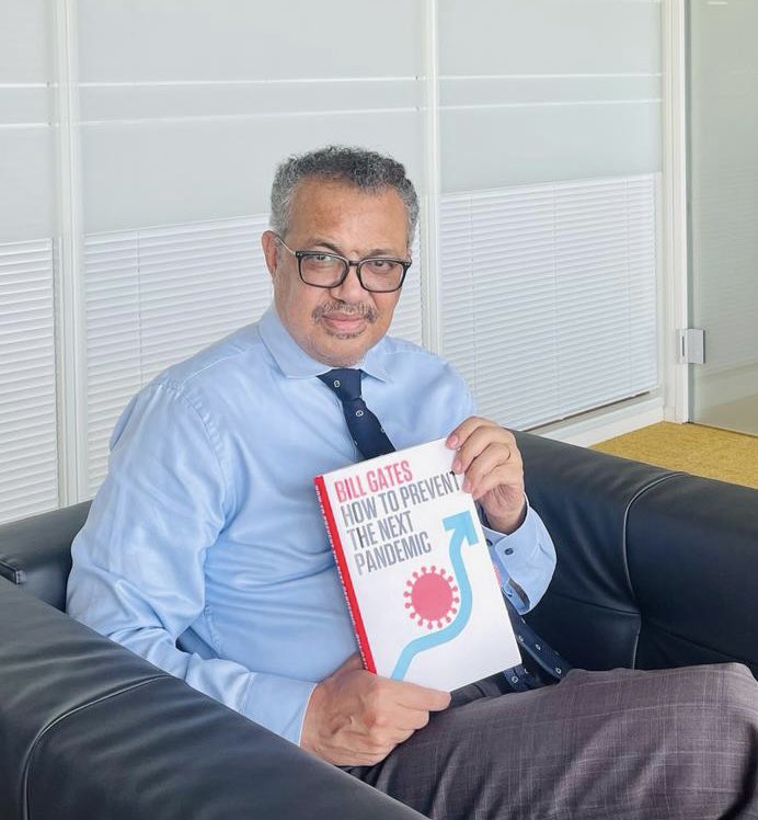 Fela76007749's tweet photo. Miren a estos "amiguis", la OMS recibe $$$ de Bill y Bill le ragala un ejemplar de su libro Como prevenir la próxima pandemia, claro la PLANDEMIA creada por ellos mismos 🦠💉... lo captas o todavía no?

#FalsaPandemia
#FalsasVacunas
#NoTradadodePandemias https://t.co/uaZM6Ss55k