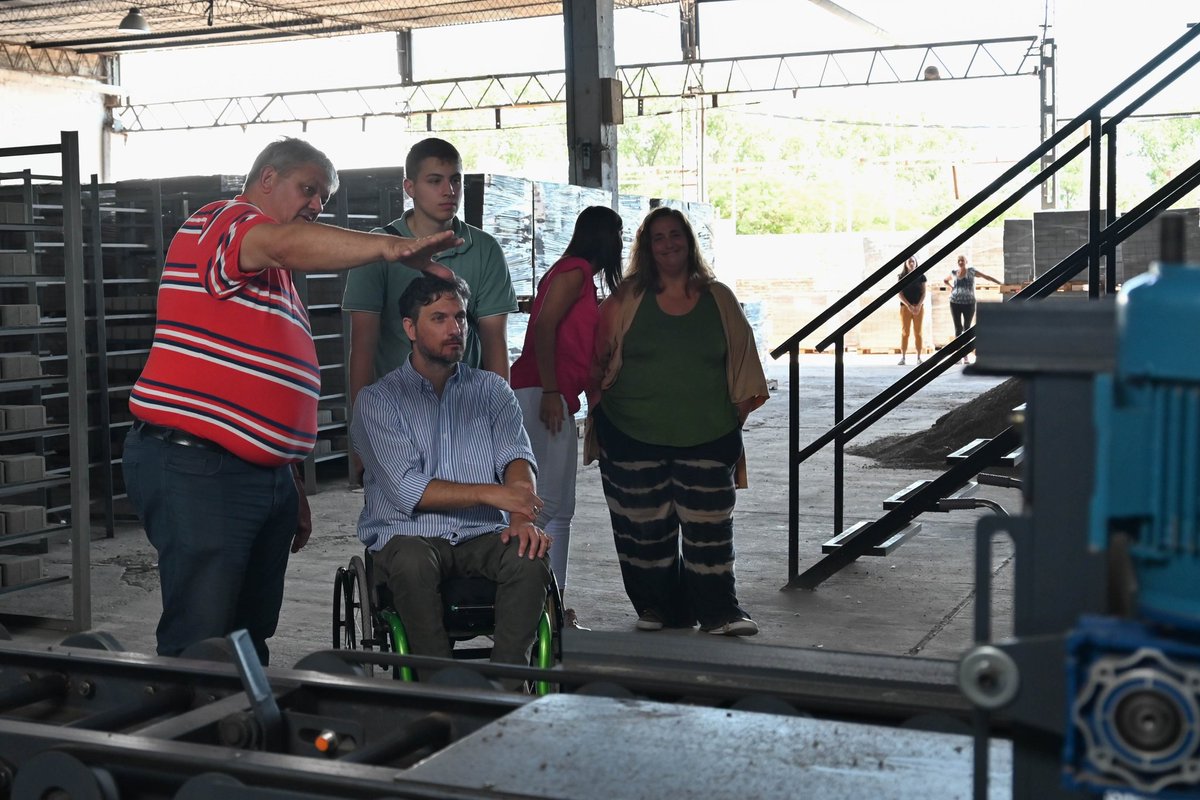 RPSoques's tweet photo. Recorrimos la planta municipal de Producción de Adoquines junto a  Alberto Ricci.
#ConstruyendoOportunidades https://t.co/x8Ux57Yff9