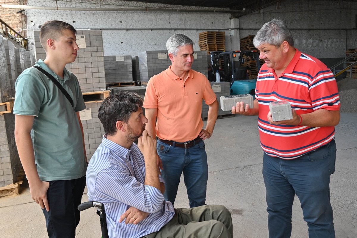 Recorrimos la planta municipal de Producción de Adoquines junto a  Alberto Ricci.
#ConstruyendoOportunidades