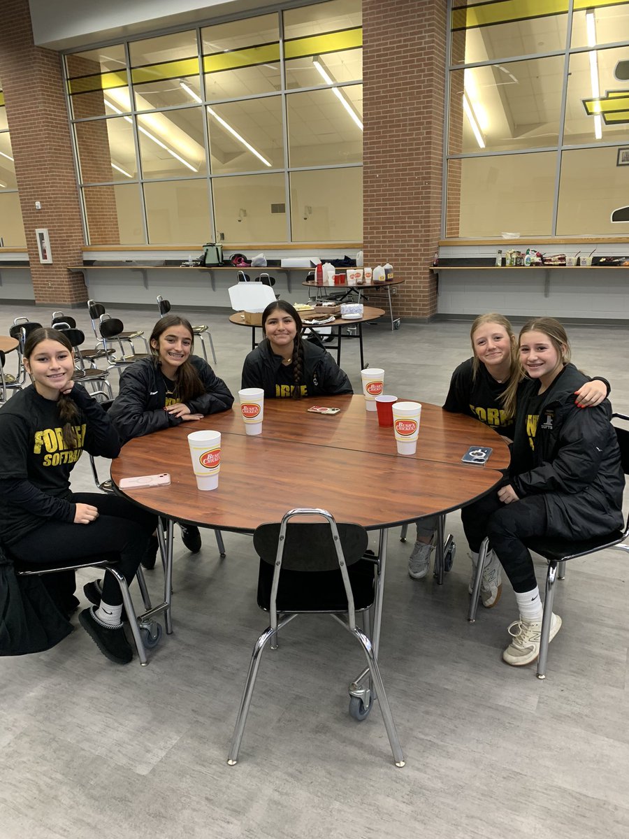 Forneysoftball's tweet photo. The annual potluck was a success! We are all SUPER excited for these group of girls and canβt wait to see the season play out! Day 1 and 2 of practice in the books βοΈ #forneysoftball #roadtostate https://t.co/5jBKJ5xGfn