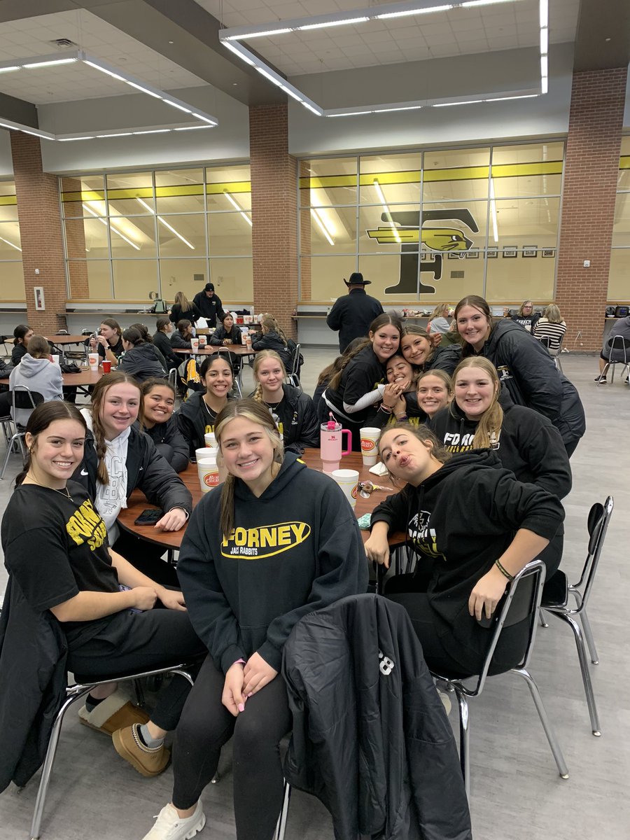 Forneysoftball's tweet photo. The annual potluck was a success! We are all SUPER excited for these group of girls and canβt wait to see the season play out! Day 1 and 2 of practice in the books βοΈ #forneysoftball #roadtostate https://t.co/5jBKJ5xGfn