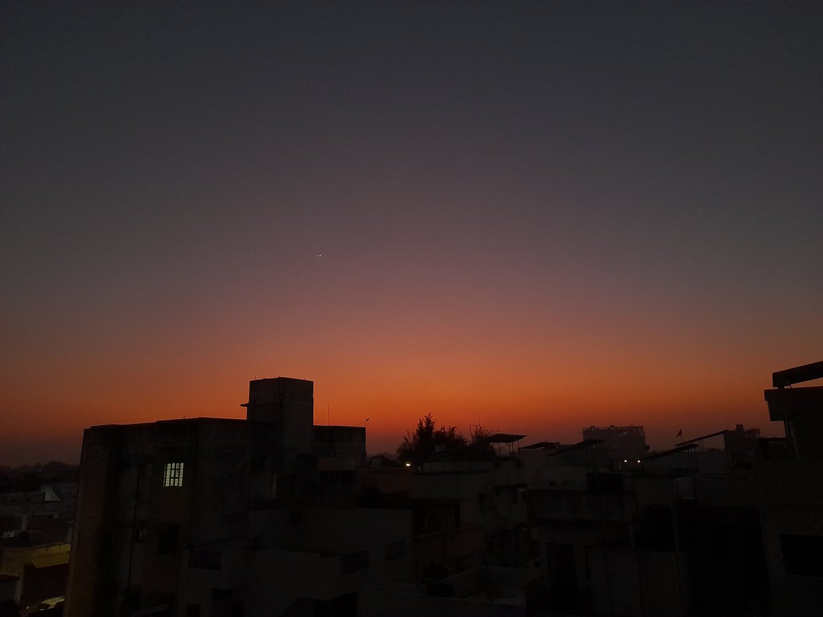 'In the evening, the view of the sunset is beautiful.' ❣️✨️ #sunset #MomentsOfBeauty
