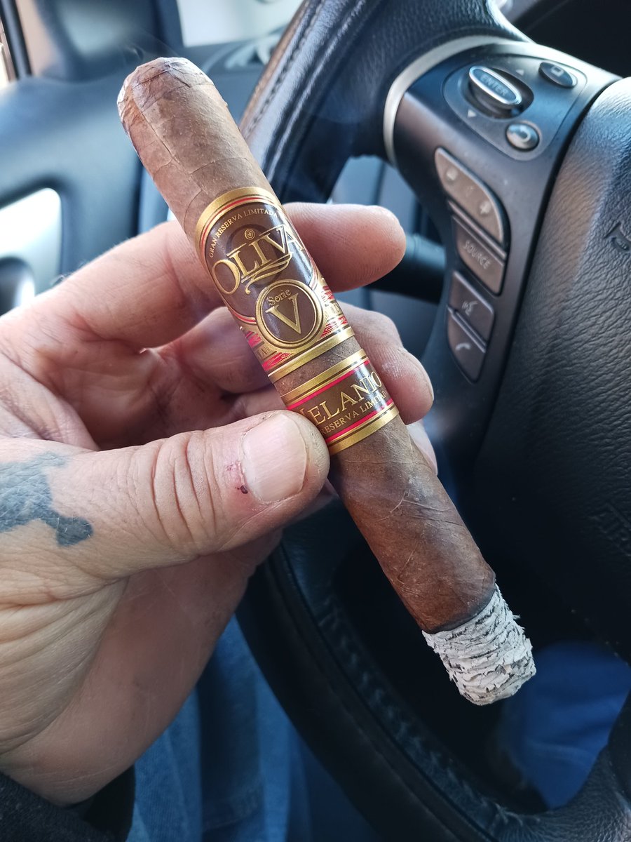 RogerKHolley1's tweet photo. These have aged well. JR'S 50th anniversary rolled by Oliva. The only time I've seen a melanio as a parent. 🔥💨
@OlivaCigar
@JRCigars
#melanio
#roundnotsquare https://t.co/7A6GnYOVYh