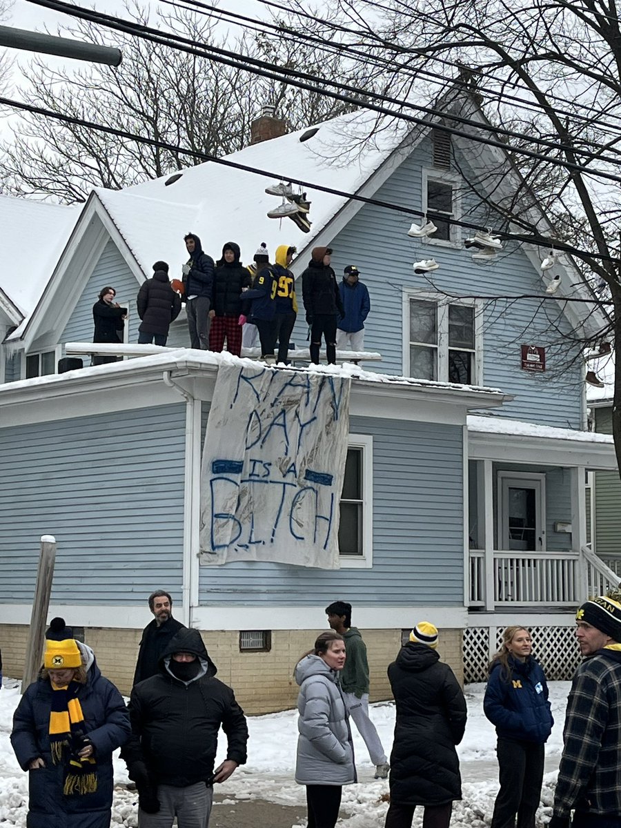 MikeR5577's tweet photo. “Reload the clip”

Michigan fans: https://t.co/iYzzK1ysdY