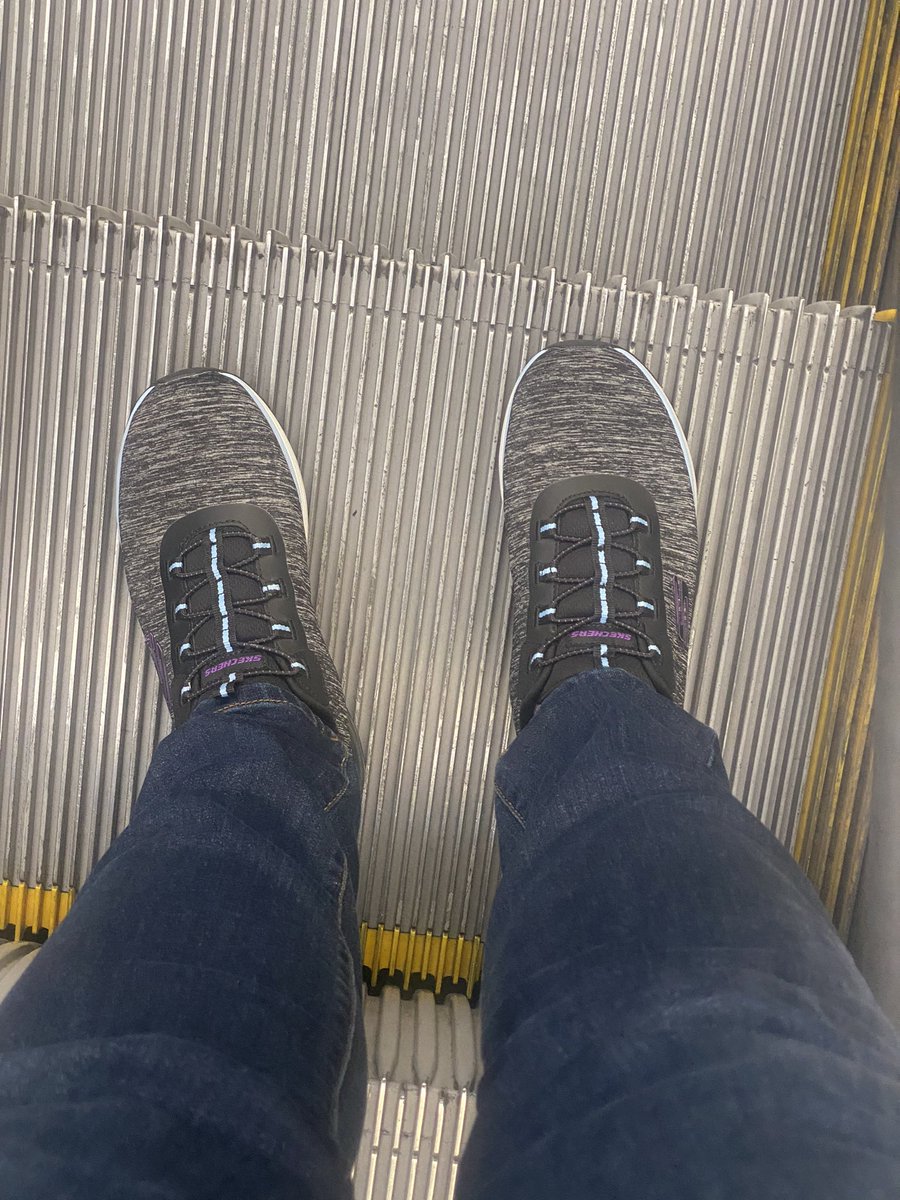 lori_huntsman's tweet photo. Breaking in my new shoes on a flight to Vegas for my sister’s 50th birthday bash. Great airport shoes! They’ll be broken in for San Francisco this summer! 🍷Anyone else as excited as I am?!? #ImpactRetreat #AlaneAdams @LisaNagoya @jcae2008 @wordsofmento @BeccaJonesTeach https://t.co/K4tpxlnL6X