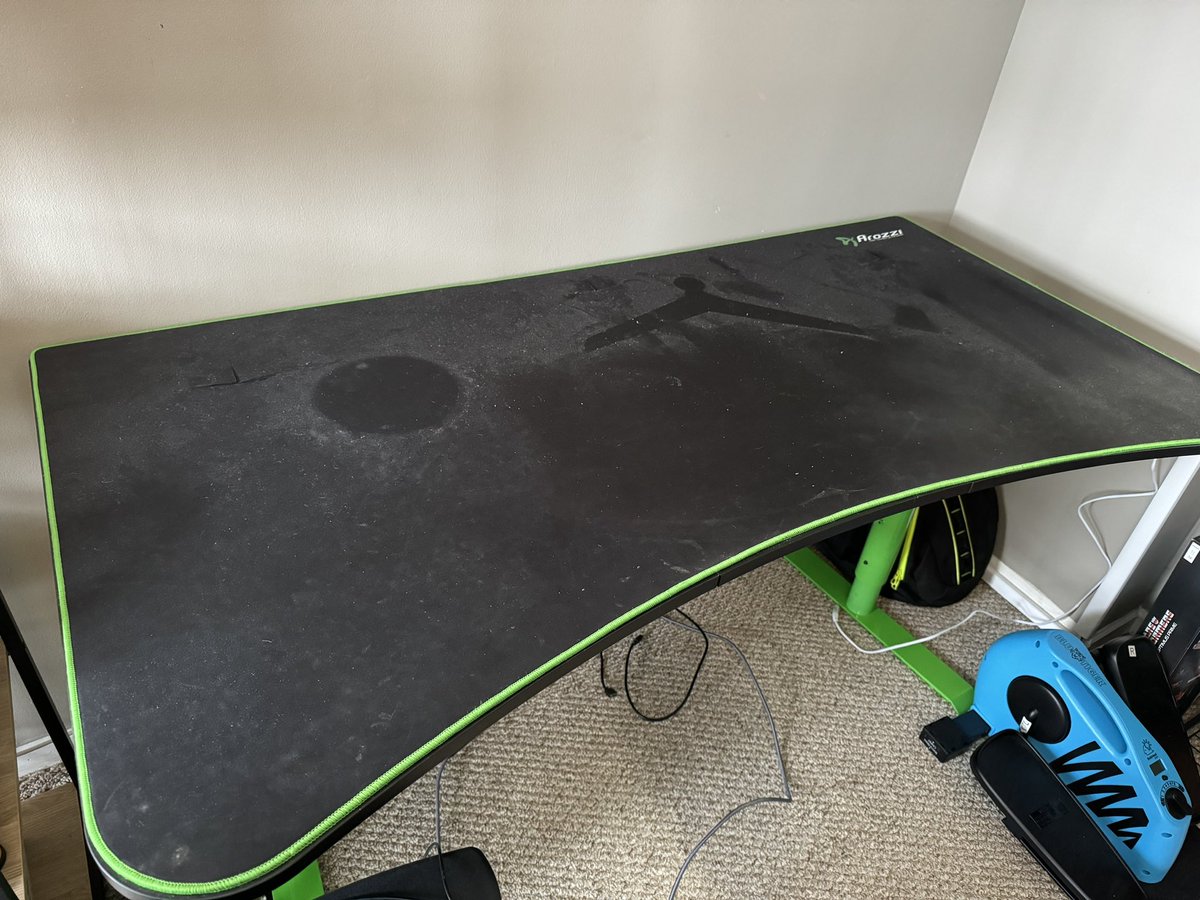 PudgyPro's tweet photo. Girlfriend decided to clean my desk…
Before and after photos… wow!
Thanks @WifeyPro_ https://t.co/nwwzmZM7zx