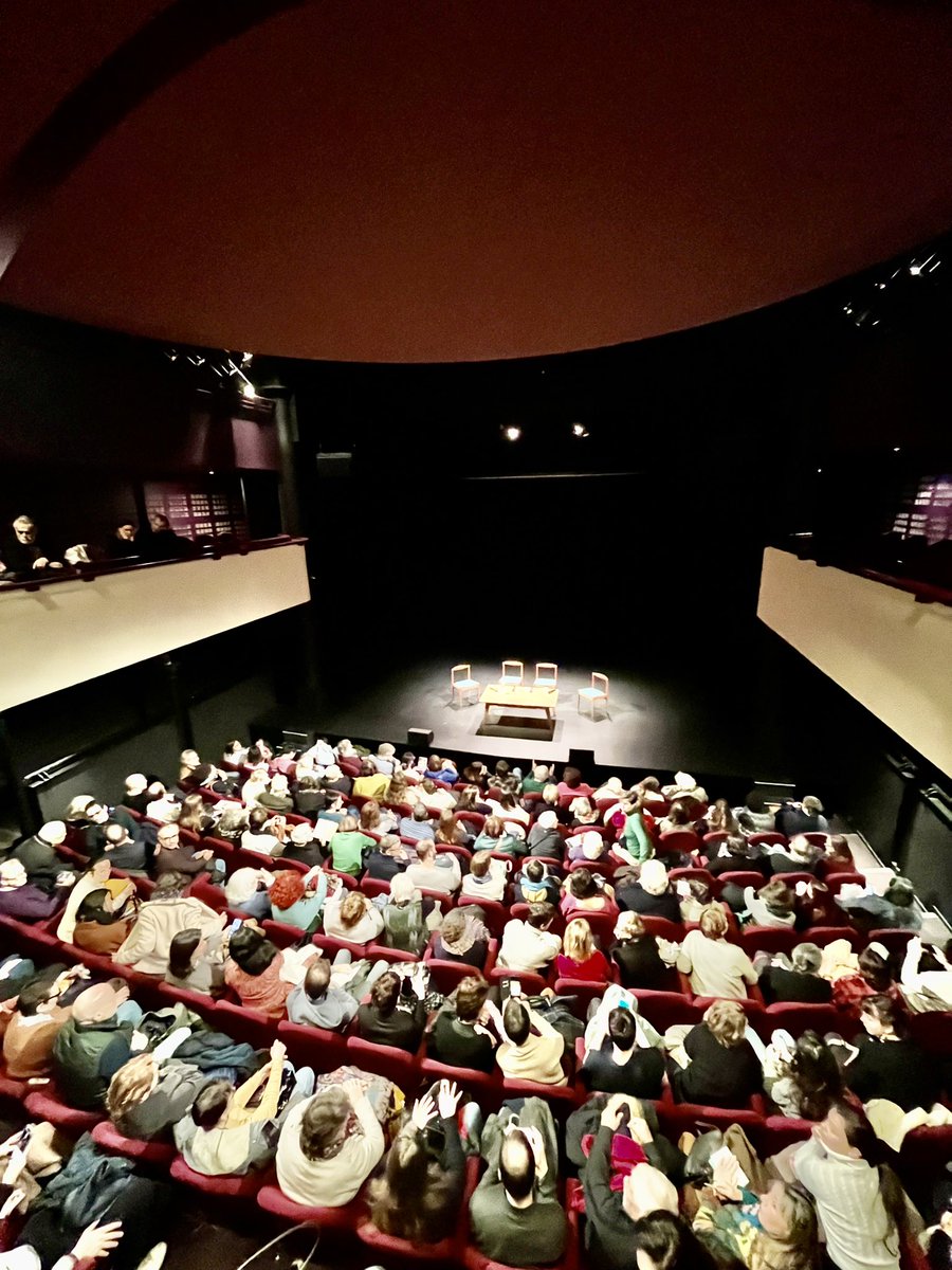 AmelieDor's tweet photo. Extraordinaire soirée islandaise animée par @CamilleThomine @maisonpoesie1 avec Sigridur Hagalin Bjornsdottir &amp; Jón Kalman Stefánsson. Avec Eric Boury à la double interprétation. Une merveille.
@BourgoisEditeur @ActesSud https://t.co/QgEN5zKJN3