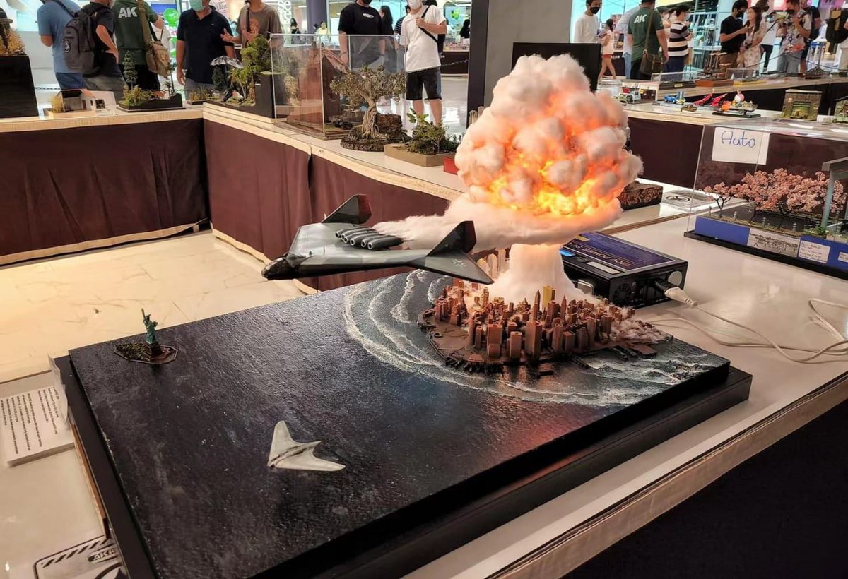 TRUFAULT's tweet image. Impresionante maqueta del proyecto #AmerikaBomber alemán de la "tan querida 1946".
Dedicada a mi amigo @will_pulido, que se que le gustan los #hongos.
🇩🇪
#maqueta #maquetista #misidolos #espectacular #amazing #military #atomicbomb #nuclearexplosion