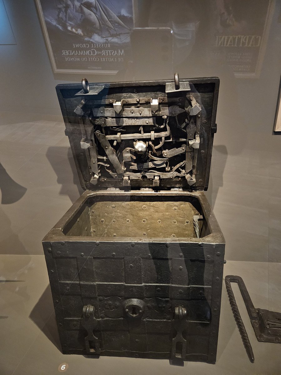 StephBelpeche's tweet photo. 🔴 Demain dans @leJDD l'exposition #ObjectifMer au @museemarine qui s'intéresse à la manière dont l'océan a été filmé par les cinéastes. Peintures, dessins, photographies, objets, affiches, costumes, maquettes... une visite passionnante qui conjugue pédagogie avec émerveillement. https://t.co/xi0dfnJ9CH