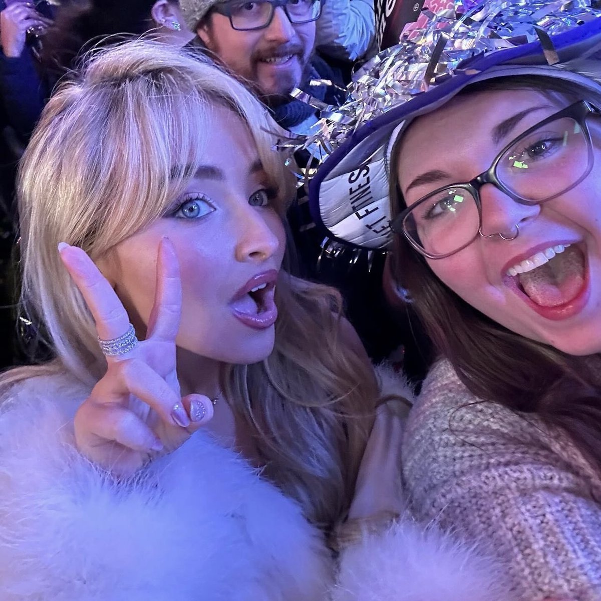 LINDA! Sabrina Carpenter com uma fã durante o #RockinEve, na Times Square.