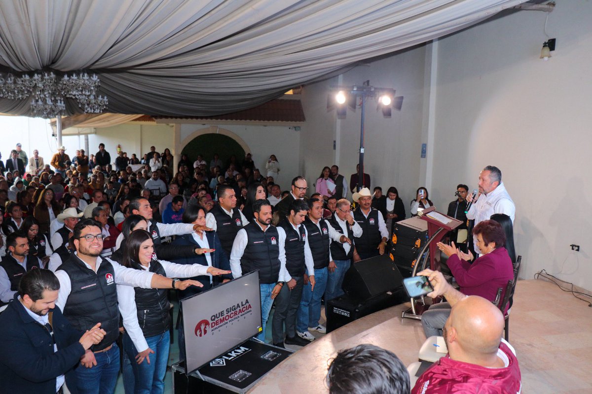 EFGANCIRA's tweet photo. Ayer se llevó a cabo la toma de protesta del comité estatal en #Durango de @QueSigaMX. Estamos comprometidos con la transformación de México y en Durango. Trabajaremos arduamente para resaltar los principios democráticos. 
#QueSigaLaDemocracia https://t.co/bMtF40DZIj