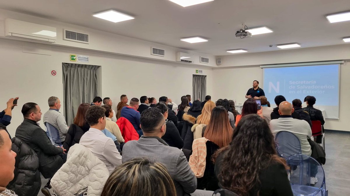 SalexNIsv's tweet photo. En Milán, Italia, nuestra estructura se reunió para conversar sobre las #Elecciones2024 y el voto en línea para seguir con las transformaciones de El Salvador. 🇸🇻🇮🇹

Todos, a una sola voz, elegimos a @nayibbukele para continuar por el rumbo correcto. 😎 https://t.co/fVNIbOtUM0