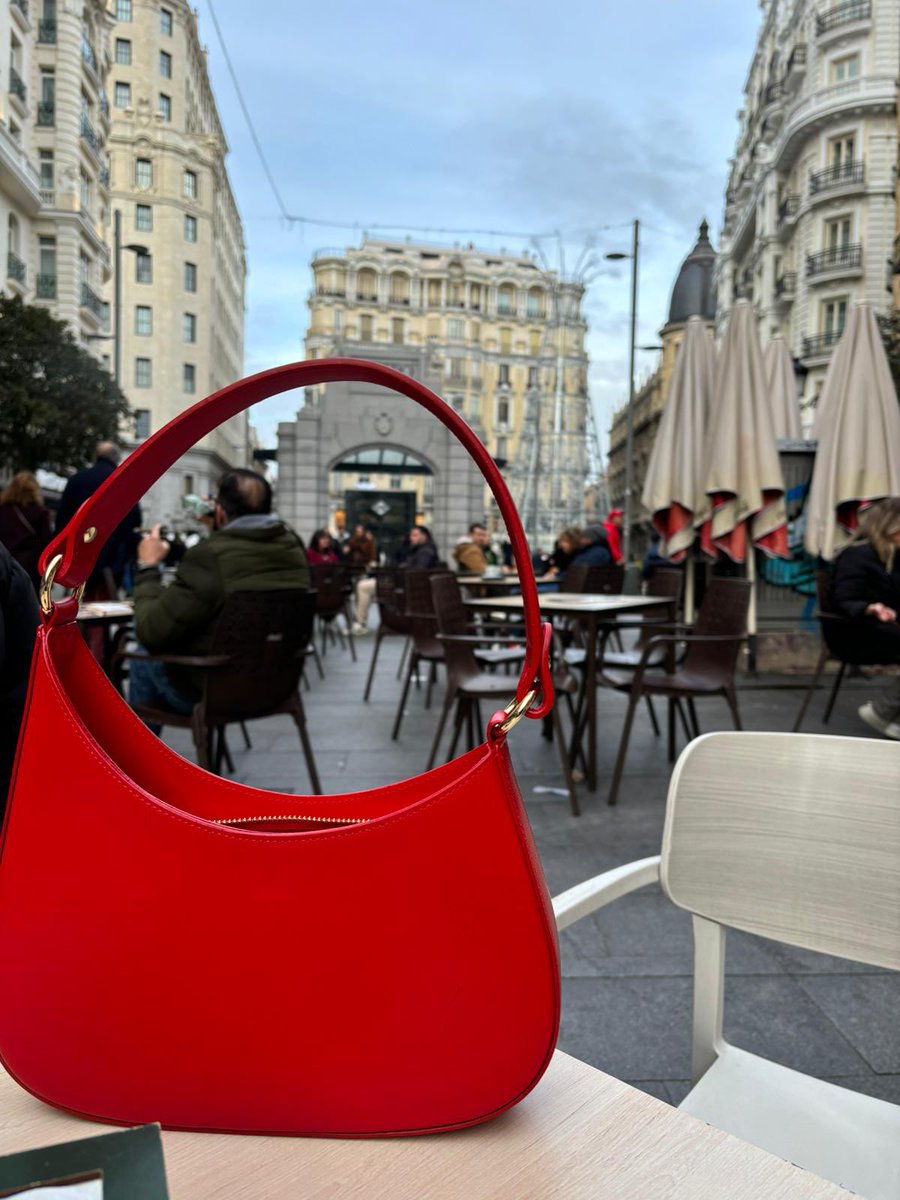 BIBIBAG's tweet photo. 👜 El “Oval Bag” que adoran las españolas

😍 En rojo, por las calles de Madrid, un bolso con encanto para todas aquellas chicas que quieren dejar huella.
__

👉 https://t.co/LBPOohquue 

#BibiBag #OvalBag #FedericaVaccaro #FlashDeals #Borse #Madrid #MadeInItaly 🇮🇹 https://t.co/RA0Z9BQNLm