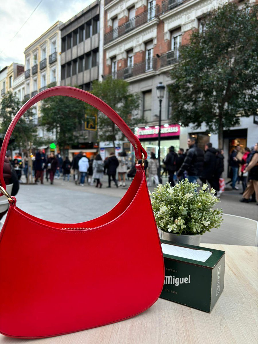 BIBIBAG's tweet photo. 👜 El “Oval Bag” que adoran las españolas

😍 En rojo, por las calles de Madrid, un bolso con encanto para todas aquellas chicas que quieren dejar huella.
__

👉 https://t.co/LBPOohquue 

#BibiBag #OvalBag #FedericaVaccaro #FlashDeals #Borse #Madrid #MadeInItaly 🇮🇹 https://t.co/RA0Z9BQNLm