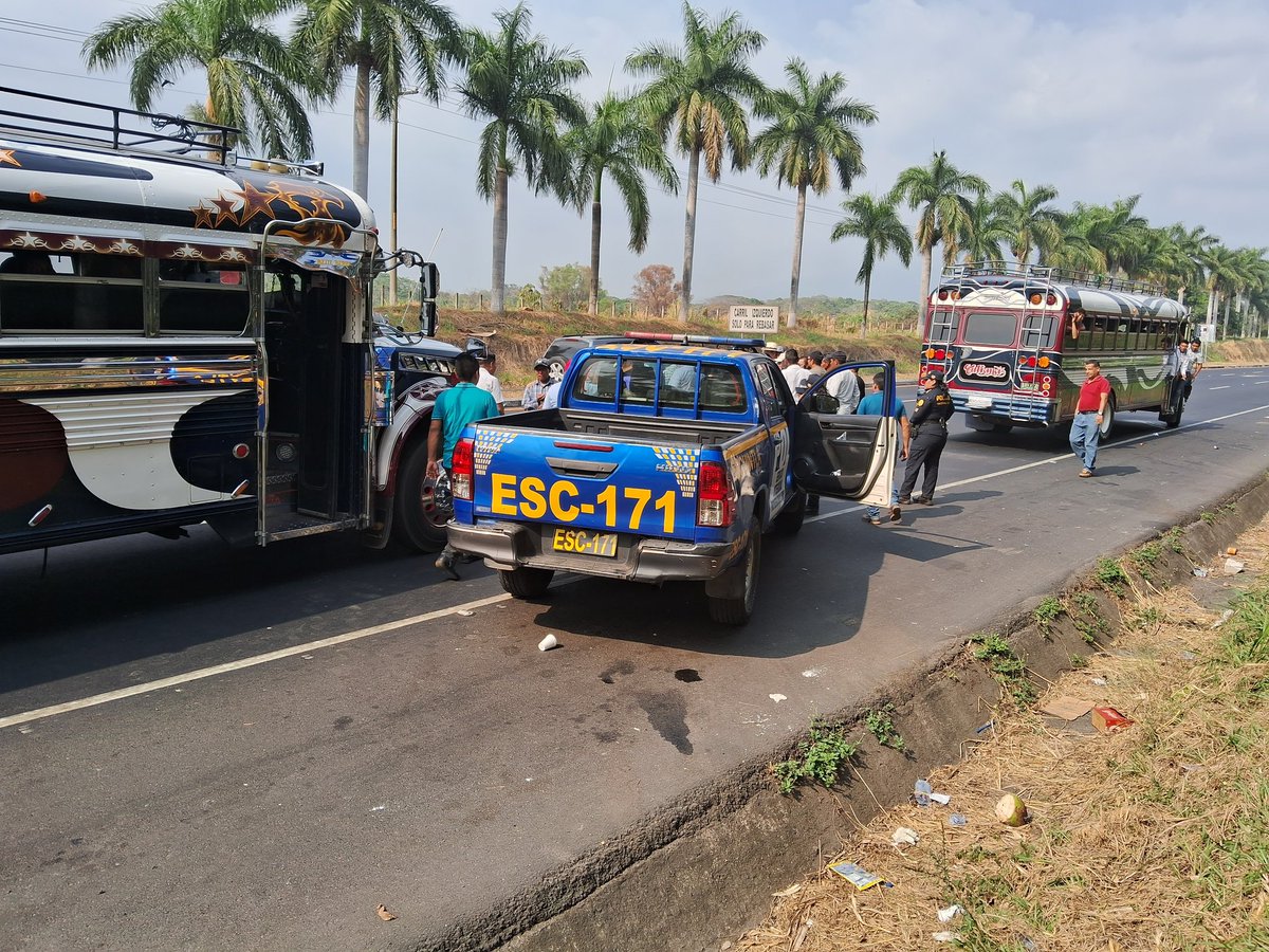 Buses que se dirigen a la capital son detenidos en la  autopista por la PNC, dirigentes del Mivimiento Ciudadano del Sur dialogan con las autoridades <a href="/AlertaGt502/">Alerta Temprana ⛅</a> <a href="/PrensaComunitar/">Prensa Comunitaria Km169</a> <a href="/CristianSoto_30/">Cristian Icó Soto</a> <a href="/FridelMejicanos/">Frídel Mejicanos</a> <a href="/CRN_Noticias/">CRNNoticias</a>