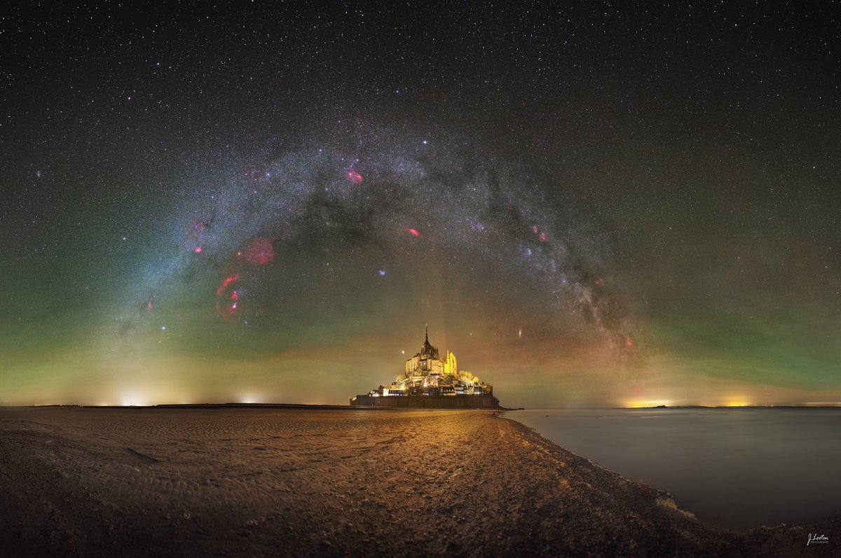 JulienLooten's tweet photo. Le Mont-Saint-Michel surmonté par la Voie lactée ✨

Panorama de 50 photographies réalisées ce jeudi -11/01/2024

On distingue dans le ciel, des milliers d’étoiles, de nombreuses nébuleuses (Orion, les Pléiades, la Californie..). À l’horizon, le airglow (lumière du ciel nocturne) https://t.co/GIiC4uvwxQ