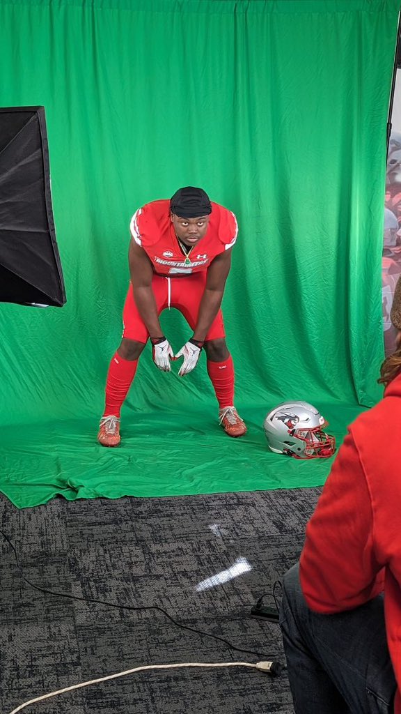 Blessed to receive a dual track and football scholarship to western Colorado university <a href="/PalomaValley_FB/">Paloma Valley Football</a> <a href="/CoachMerida/">Coach Merida</a> <a href="/Coach_Browning/">Robert Browning</a> AGTG🙏🏿