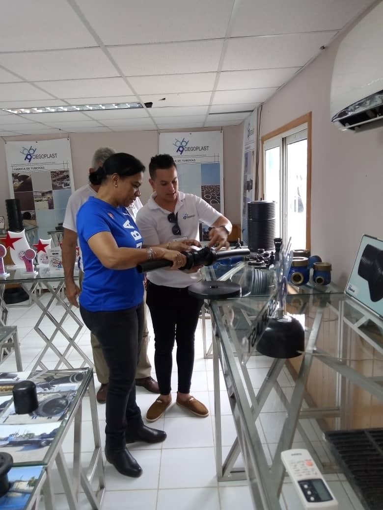 InesMChapman's tweet photo. El ariete hidráulico diseñado en ECITA, Camagüey y construido en la Empresa CiegoPlast, Ciego de Avila, muestra de innovaciones para el ahorro de energía. En la fábrica CiegoPlast conversamos sobre diferentes resultados para aplicar en la producción agropecuaria. #CubaVive https://t.co/ixpexojNyg