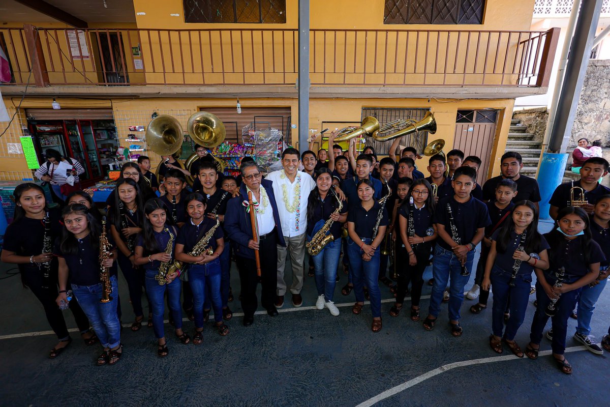 salomonj's tweet photo. En San Bartolomé Zoogocho, visitamos a nuestras paisanas y paisanos para informarles las acciones que llevaremos a cabo con la estrategia Trabajo que Transforma tu Municipio, con la que estamos atendiendo de forma directa y sin intermediarios las necesidades de las comunidades.

En esta localidad de la Sierra Juárez invertiremos en rubros como seguridad, salud, escuelas, infraestructura, programas sociales y más apoyos para el bienestar y desarrollo. Seguimos construyendo la transformación profunda de Oaxaca, impulsando la Reparación Histórica de los Pueblos en todo el estado.