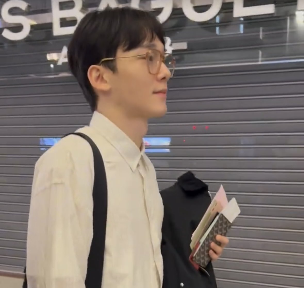 BBHsmile56's tweet photo. چقد با عینک خوشگل و گودو شده🪄🥺💓
@CHEN_INB100
@INB100_official #chen https://t.co/PN6ZjiXd88