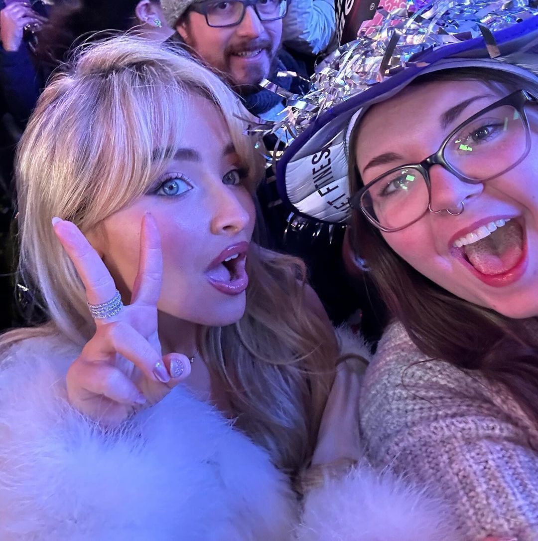 📸| @SabrinaAnnLynn with a fan at New Year's #RockinEve  in Times Square.

— Via maddie_b0539 on Instagram