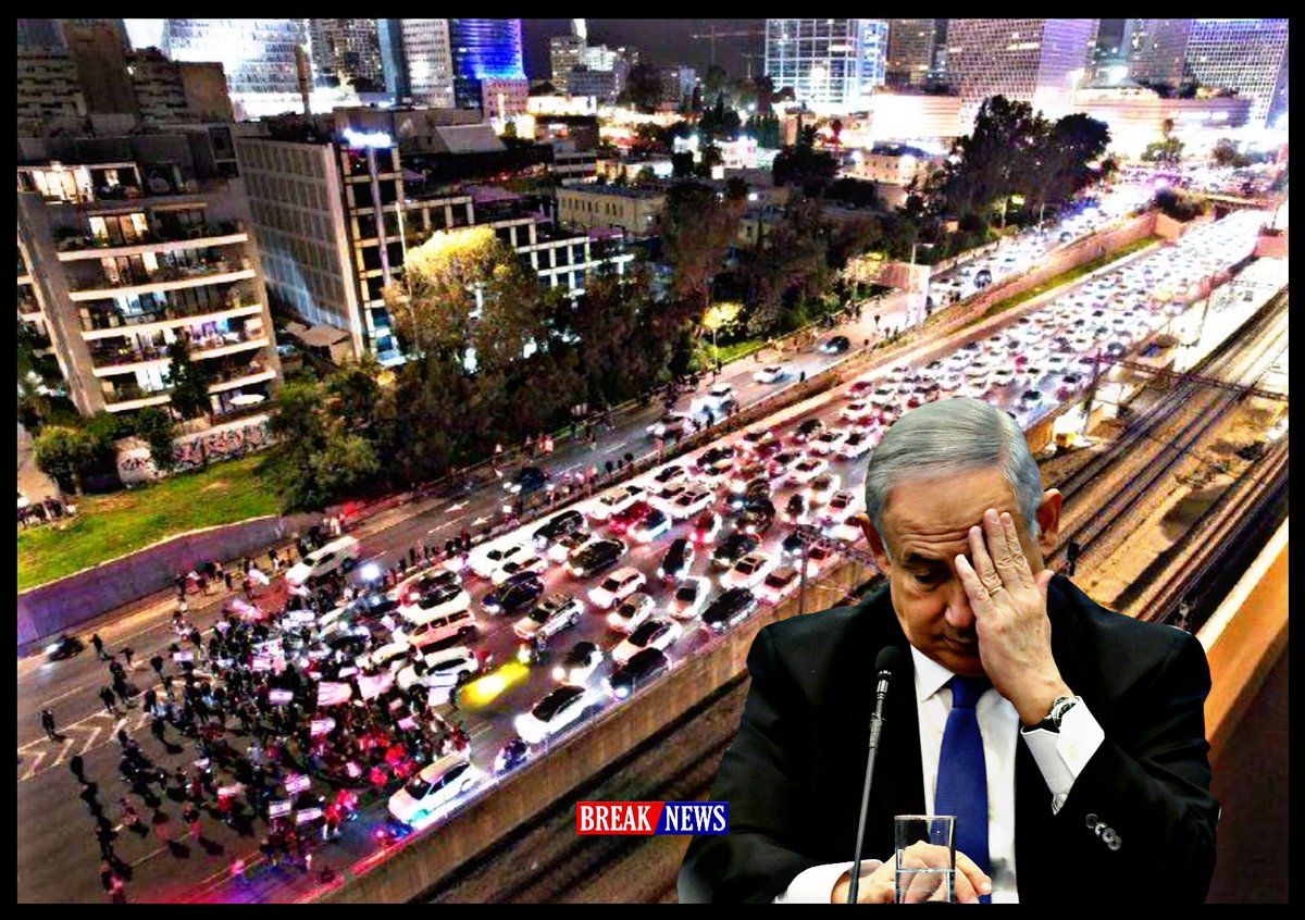 BreakNewsFrance's tweet photo. 🔴⚡Selon le média israélien N12, des familles de prisonniers israéliens 🇮🇱 bloquent le trafic à Tel-Aviv pour exiger la démission de Benyamin Netanyahu.

🔹 Après 100 jours de guerre d'agression à Gaza 🇵🇸, l'occupation israélienne n'a atteint aucun de ses objectifs. 

❌ Ni la libération des prisonniers israéliens. 

❌ Ni l'arrêt des missiles de ripostes des différentes Brigades palestiniennes. 

❌ Ni la capture où l'assassinat d'un cadre majeur du Hamas à Gaza.