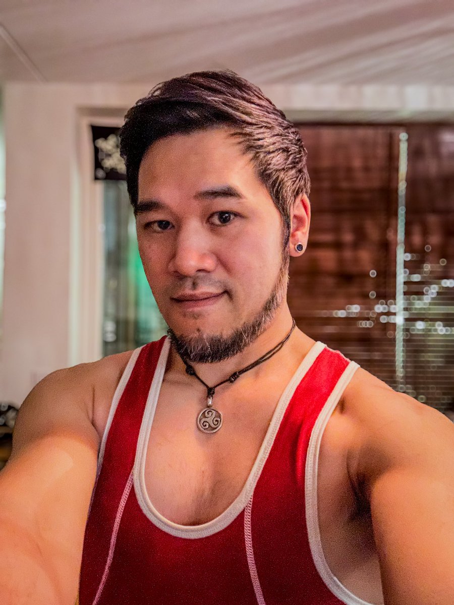 KeigoMak's tweet photo. Today is my birthday! 🥳 I can offically use the hashtag #fitover40 and maybe #himbo? Anyway, who knows how much longer I can keep this face and body 😅
#oldfart #oldbutgold #cosfit #cosfitness #singlet #wrestlingsinglet #lycra #spandex #brute #lycramen #spandexmen #gachimuchi https://t.co/kpj3BzKjTT