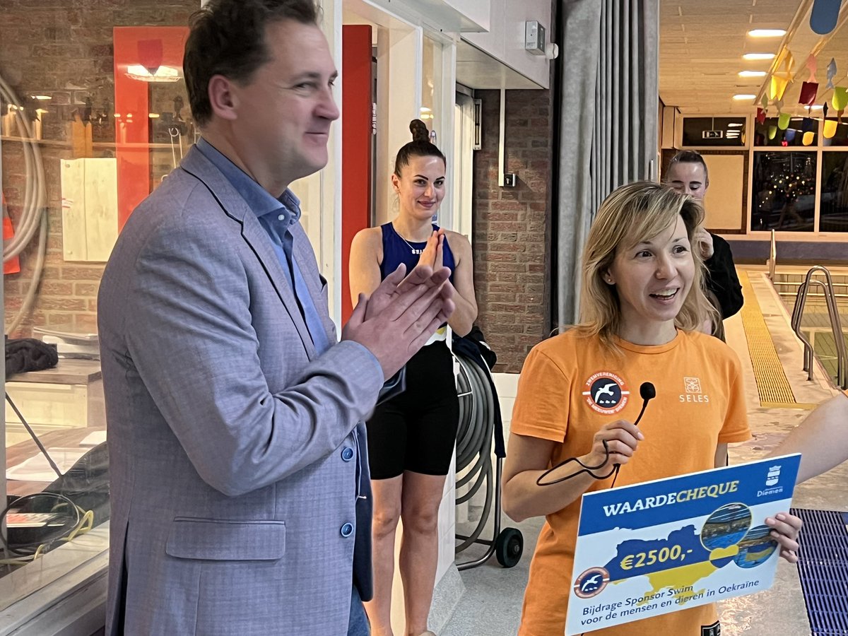 Wat een mooi initiatief van onze Zwemvereniging De Meeuwen! Zij hielden vanavond een Sponsor Swim in het Duranbad. De opbrengst gaat naar organisaties die mensen en dieren helpen die onder het oorlogsgeweld in Oekraïne gebukt gaan. Ook de gemeente leverde een financiële bijdrage.