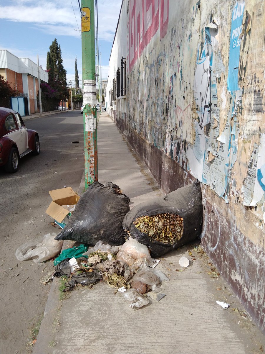 Hoy sábado 13 de enero así luce la calle Churubusco casi esquina Pino Suárez junto al asilo de ancianos... Tristeza da el abandono en #Queretaro <a href="/LuisBNava/">Luis Nava</a> <a href="/qromunicipio/">Municipio de Querétaro</a> <a href="/makugo/">Mauricio Kuri</a> De hecho hay varias hojas de publicidad de <a href="/FeliFerMacias/">Felipe Fernando Macías</a>