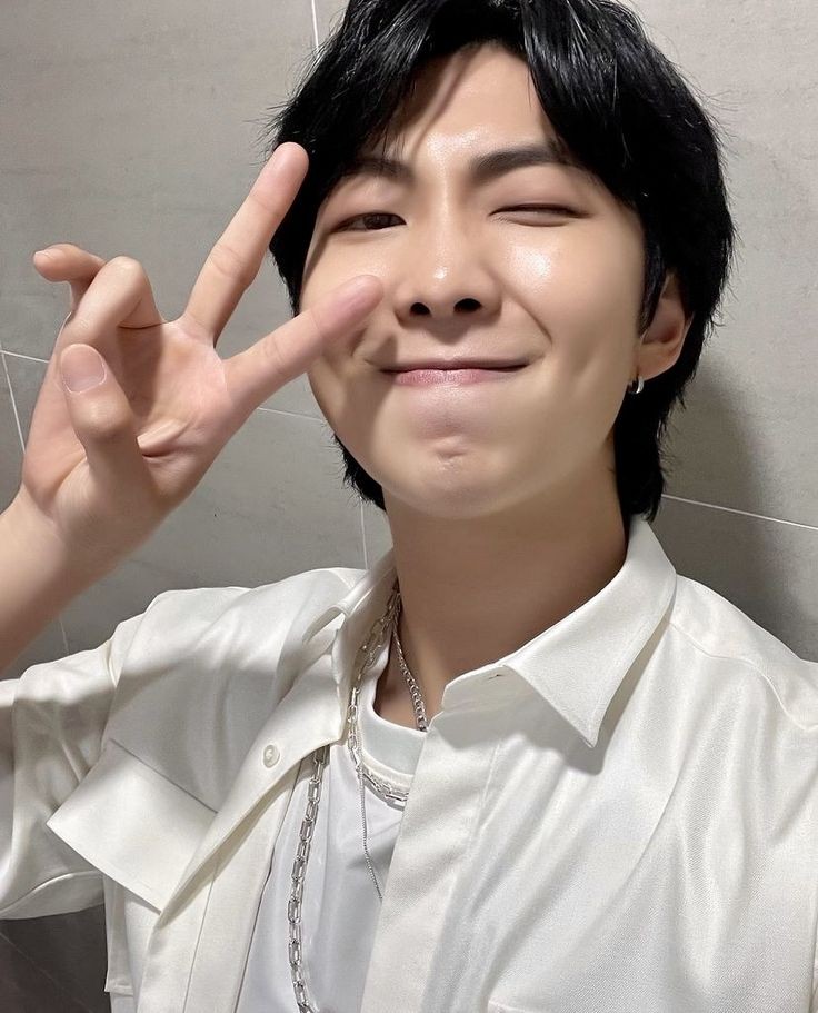 ilovlyss's tweet photo. 🧵 | rayan - namjoon
es alguien súper sabio, puedes hablar con él cosas re profundas como tmb cosas banales, siempre tiene las palabras correctas en el momento preciso, le encanta ir a museos, saber de historia, de arte, escribir. de plus ambos son re tetones https://t.co/5R4Jvl9KJJ