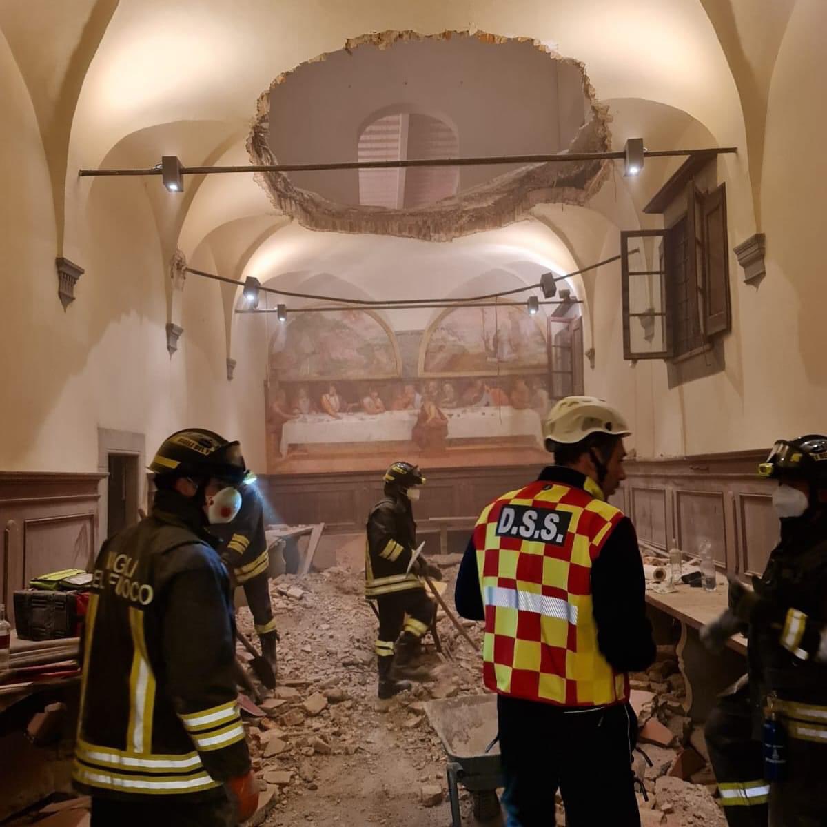 Al Convento di Giaccherino di Pistoia in corso le operazioni di soccorso dopo il crollo di una porzione dell'edificio. Al momento risultano 5 persone trasportate al pronto soccorso in codice rosso, dieci in giallo e circa venticinque persone in codice verde. #IoSeguoTgr