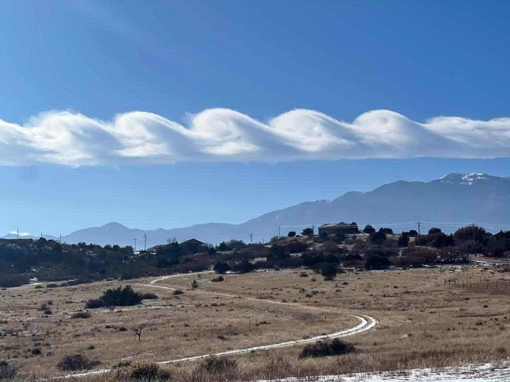 kodythewxguy's tweet photo. Incredible display of Kelvin-Helmholtz waves (KH waves)!
Greenhorn Mountain Colorado City
Wind shear (wind is blowing slower at the bottom of the cloud and faster at the top of the cloud) causes the clouds to tilt down shear and create wave patterns. #COwx #KHWaves
📸 Kevin Hughes