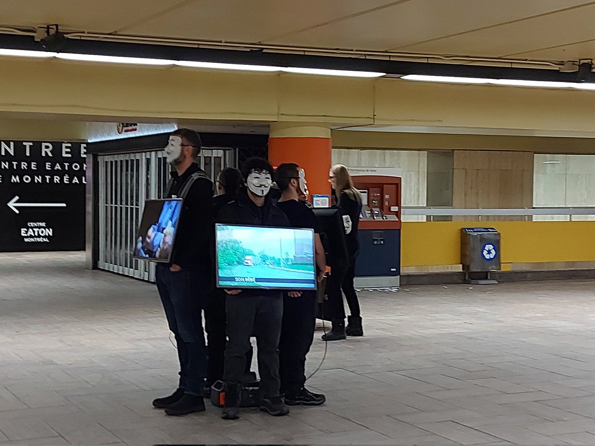 yansanmo's tweet image. Activism for the animals in the metro. #Montreal #AnimalRights #anonymousforthevoiceless