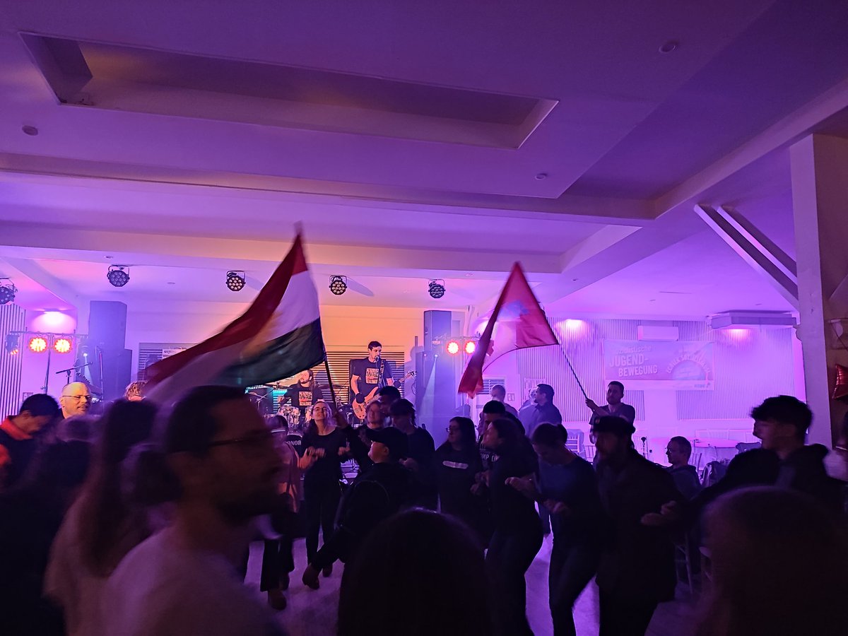 TassiloTimm's tweet image. Gute Stimmung bei der LLL-Party unseres sozialistischen Jugendverbands REBELL

Gabi Fechtner (MLPD-Vorsitzende) in ihrem Grußwort: "ihr seid nicht die letzte Generation, sondern die Generation Sozialismus"

#LLL24 #LLL2024 #LL24 #LL2024