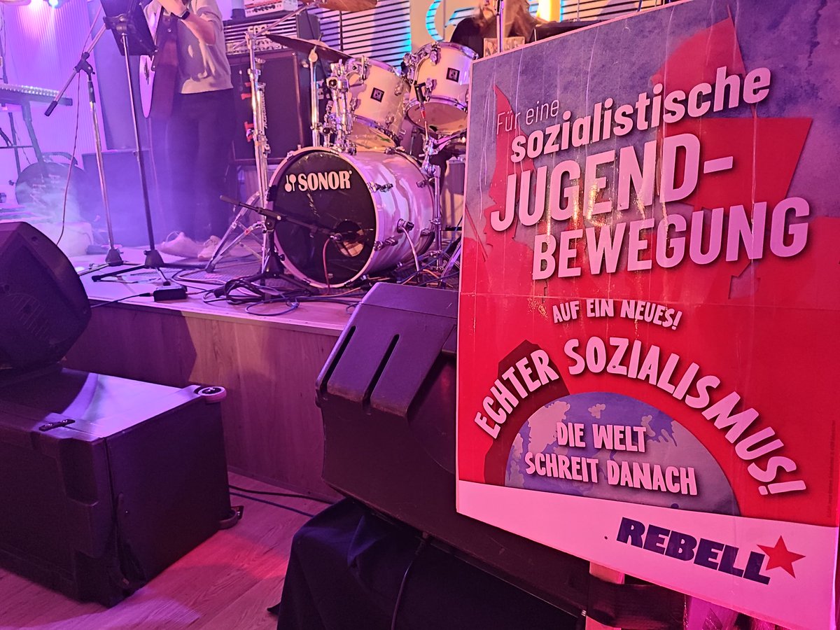 TassiloTimm's tweet image. Gute Stimmung bei der LLL-Party unseres sozialistischen Jugendverbands REBELL

Gabi Fechtner (MLPD-Vorsitzende) in ihrem Grußwort: "ihr seid nicht die letzte Generation, sondern die Generation Sozialismus"

#LLL24 #LLL2024 #LL24 #LL2024