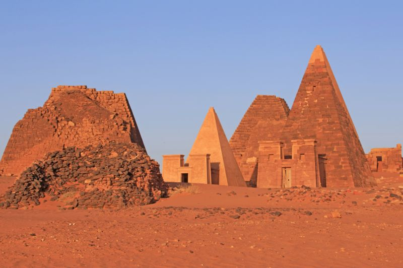 brune_gauloise's tweet photo. @Heytor_Bases Meroë Soudan. Ce site inscrit au patrimoine mondial de l'Unesco était la capitale de l'empire koushite. Les fouilles ont révélé les vestiges de palais, de temples et de thermes royaux... Et puis vous êtes arrivés provoquant l'arrêt de leur extension par un génocide culturel. https://t.co/oPIiAGd3bq