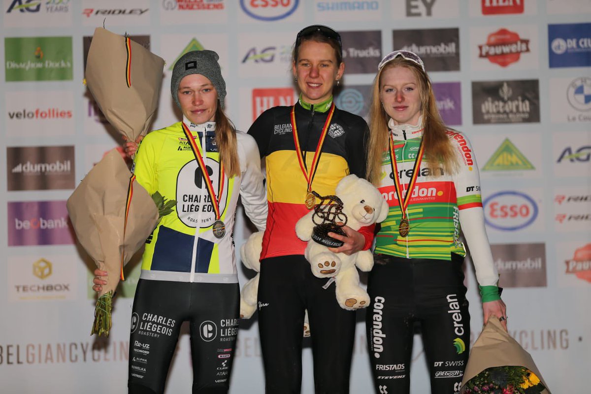 ThomasSneyers's tweet photo. Wat een eventuele 15e titel voor @Sannecant zou betekenen, kregen we deze week als vraag in de voorbeschouwende interviews op het BK. Wel, die 15 is de perfecte en veelzeggende samenvatting wat Sanne Cant voor het Belgische damesveldrijden en wielrennen heeft betekend. https://t.co/r4f11pxaBz