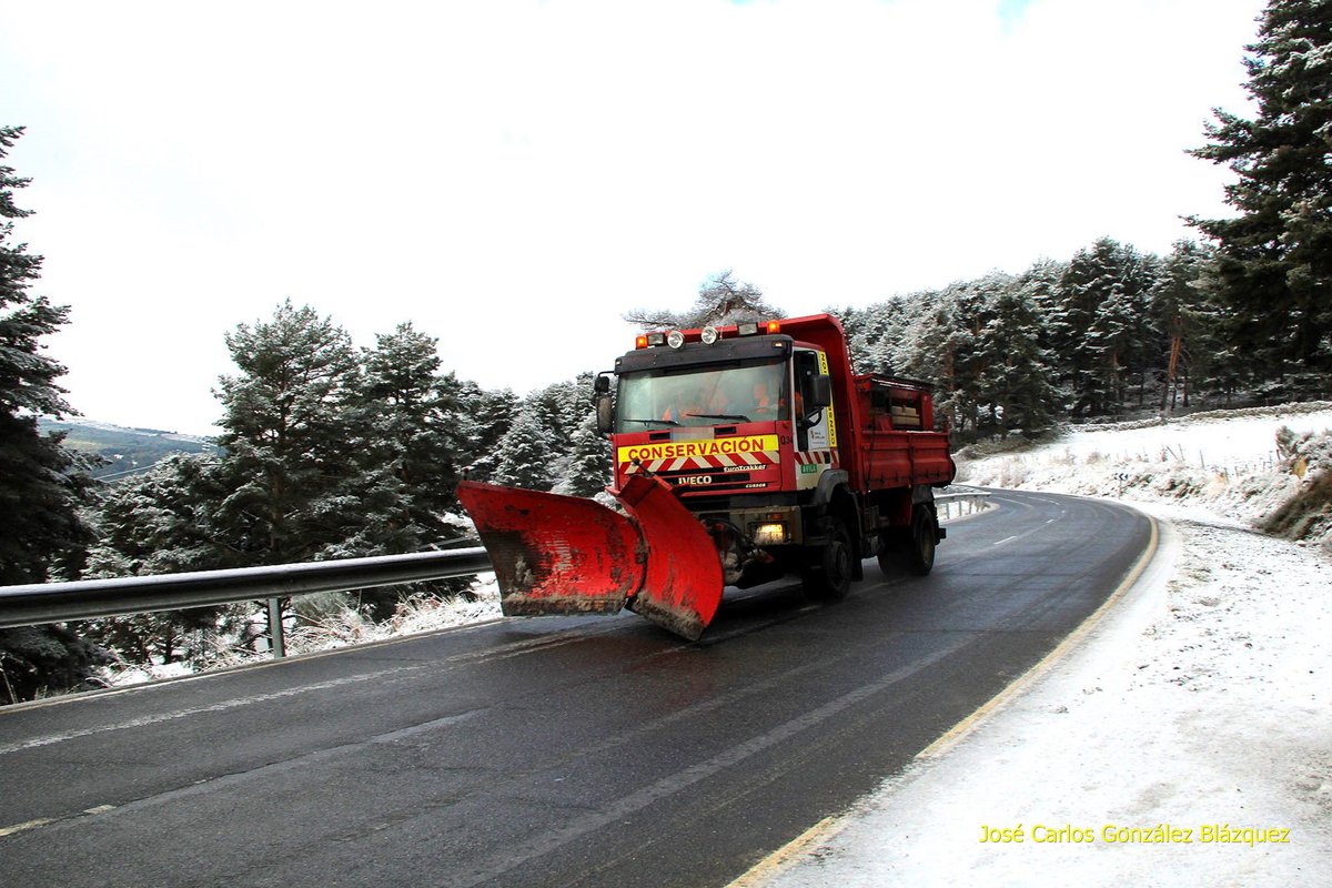 #Trabajando_en_Ávila: Máquina quitanieves limpiando la carretera AV-941 en las proximidades de Navarredonda de Gredos (Ávila) 

<a href="/Lavozabulense/">La Voz Abulense</a> <a href="/CyLesVida/">Turismo Castilla y León</a> <a href="/avilatuitea/">Ávila tuitea</a> <a href="/Gredos_Avila/">SIERRA DE GREDOS</a> <a href="/turismodeavila/">Turismo de Ávila</a> <a href="/TurismoEnAvila/">Turismo en Ávila</a> <a href="/dipuavila/">Diputación de Ávila</a>