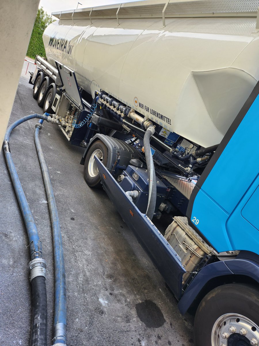 MdeRuiter83's tweet photo. Inmiddels niet meer met de onderlosser op pad. #hovetra #hovetrabv #bulkvervoer #scania #Rustââgh https://t.co/dY7zbrTAa0