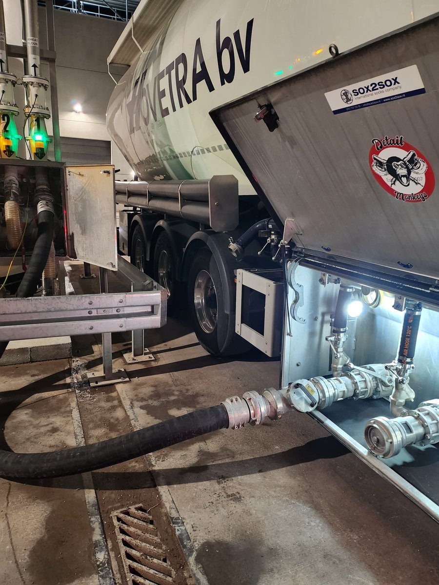 MdeRuiter83's tweet photo. Inmiddels niet meer met de onderlosser op pad. #hovetra #hovetrabv #bulkvervoer #scania #Rustââgh https://t.co/dY7zbrTAa0