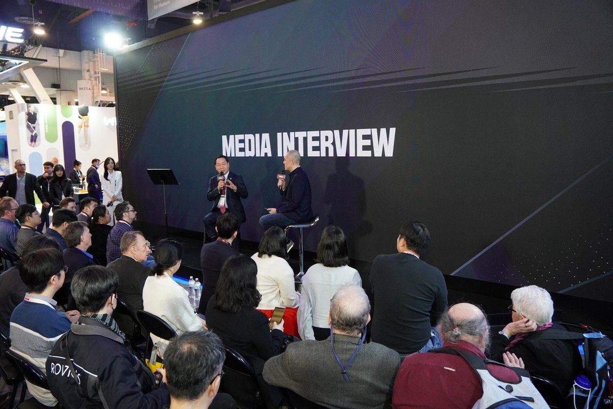 MultiplatformAI's tweet photo. Incheon Mayor Yoo Jeong-bok Envisions a 'Super First-Class Smart Hub City' at CES 2024

#AI #AIbasedservices #artificialintelligence #CES2024 #ConsumerElectronics #CTA #digitaltwinbasedplatform #globalpromotion #humancentric #Incheon

https://t.co/5PKyScuXzU https://t.co/yicXgEIJ6q