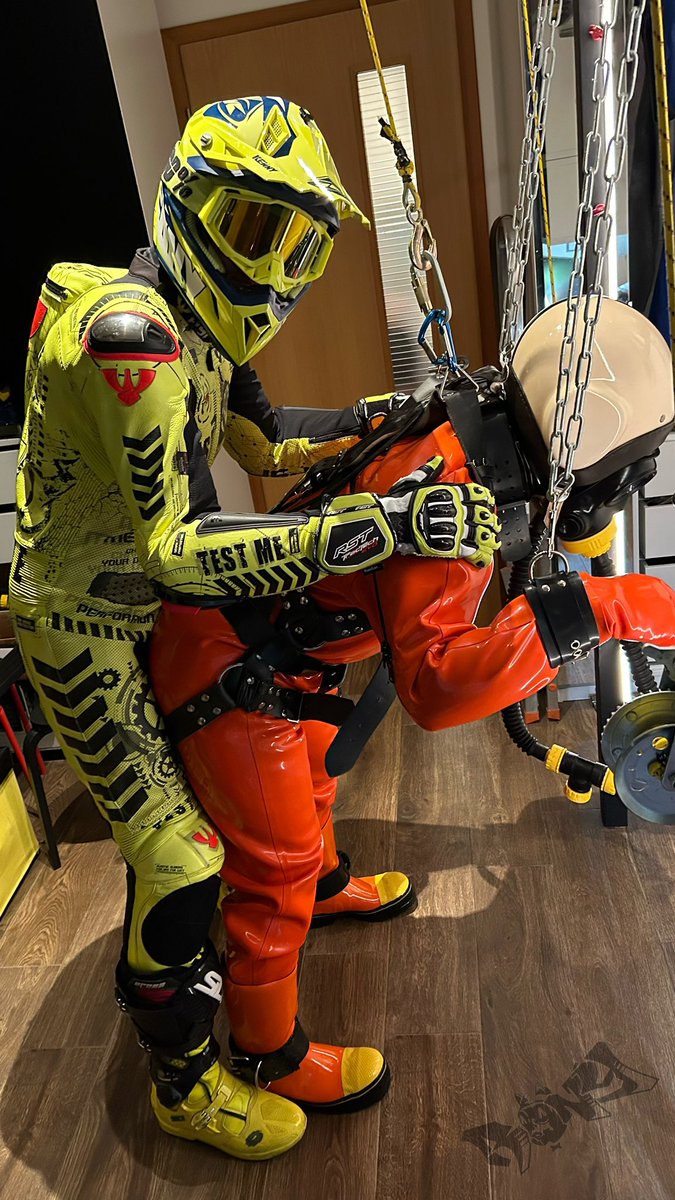 Rony_LtX's tweet photo. Time to time is necessary to refill rubber gimp @Ryan_PUP with 💦😈

#MXgear #gearhead #heavyrubber #rubbergimp #breathcontrol #RONY https://t.co/JaYsErmpwQ