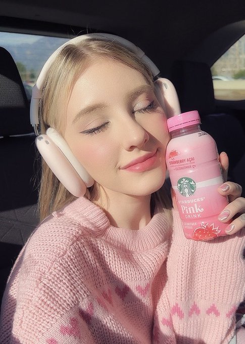 Pinky drinky before my shoot 💖🥰 https://t.co/3NeSKeELlP<a href="/tag/coachella"class="tags"><span>#coachella</span></a><a href="/tag/coachella2024"class="tags"><span>#coachella2024</span></a>